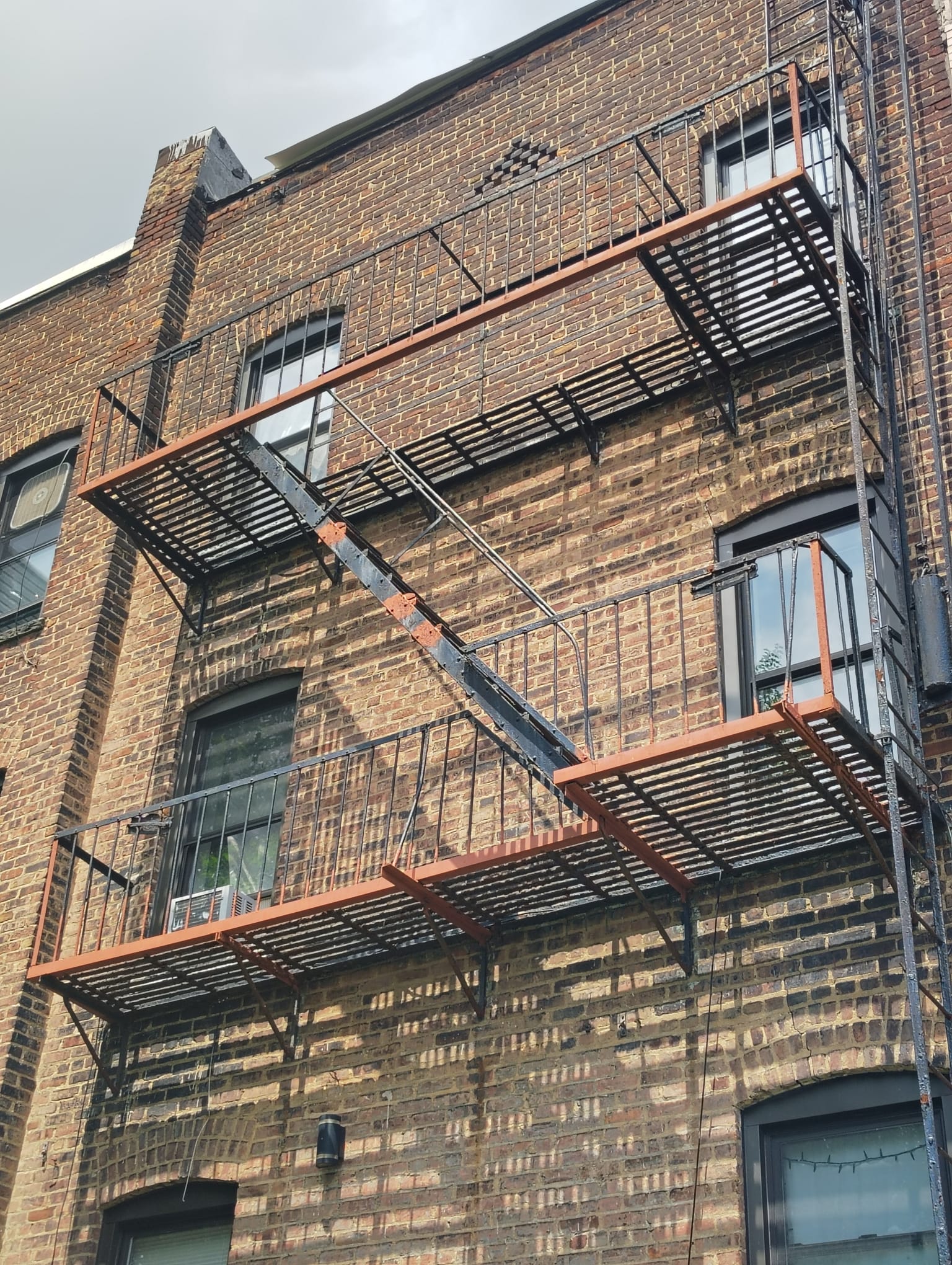 Anti-Corrosion Painting of Metallic Fire Escape Ladder