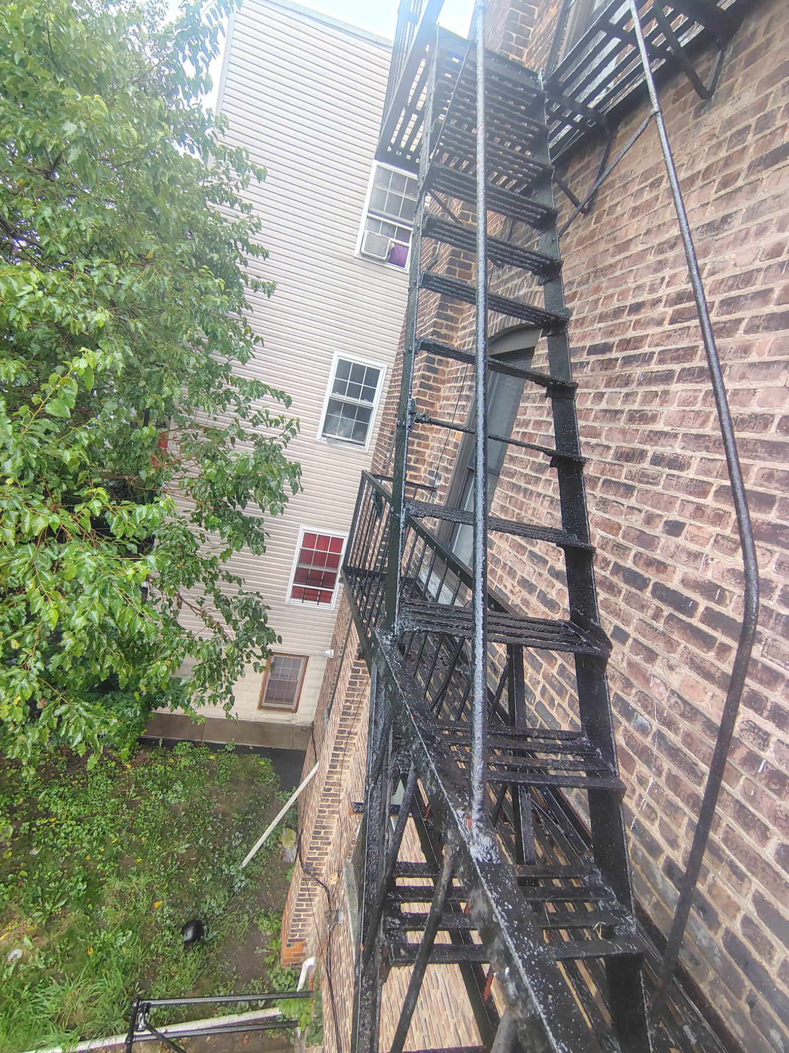 Anti-Corrosion Painting of Metallic Fire Escape Ladder - 4